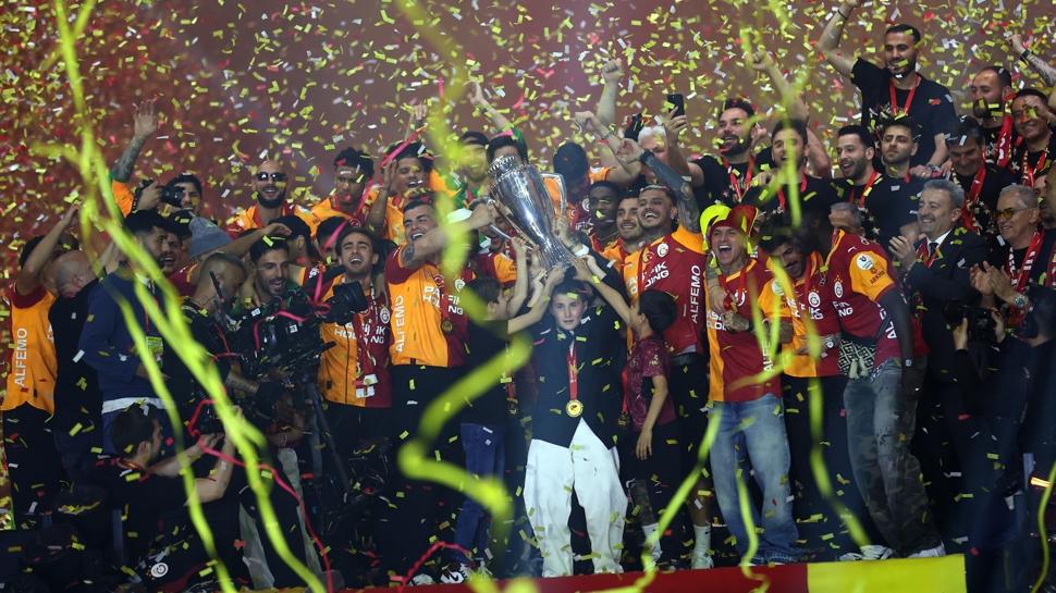 Aslan kral taç giydi