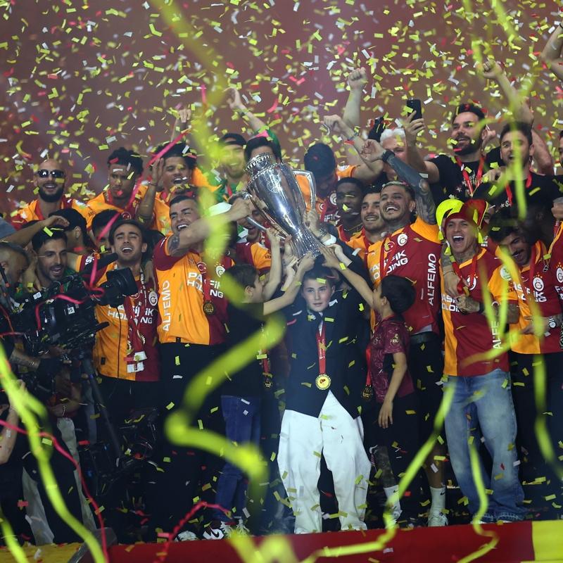 Aslan kral ta� giydi