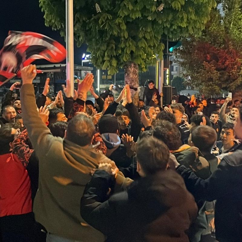 �orum FK taraftarlar� galibiyeti co�kuyla kutlad�