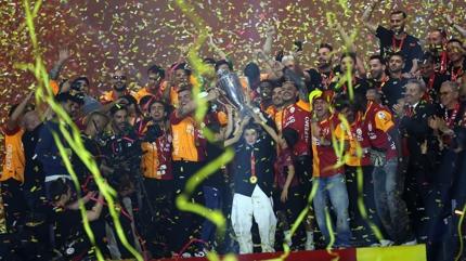 Aslan kral ta� giydi