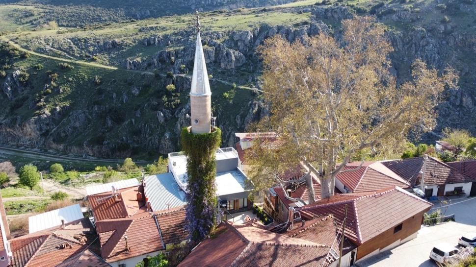 G�renler g�zlerine inanam�yor! Isparta'n�n ezber bozan sarma��kl� minaresi