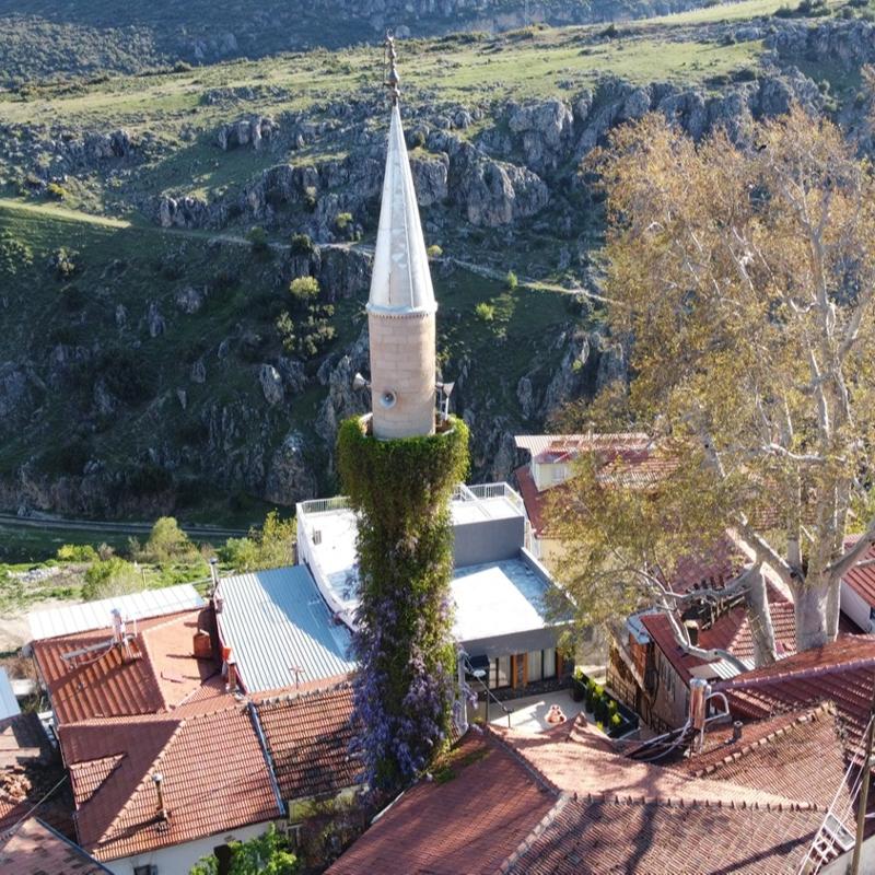 G�renler g�zlerine inanam�yor! Isparta'n�n ezber bozan sarma��kl� minaresi
