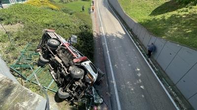 Kamyonet 3 metre y�ksekten devrildi: 3 yaral�