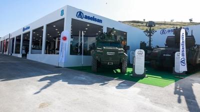 Savunma devleri �zmir'de g�r�c�ye ��kt�: Vatanda�lar sergiye ak�n etti