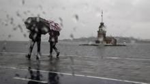Dolu ve sa�anak ya��� �stanbul'u vurdu! Vatanda�lar zor anlar ya�ad�