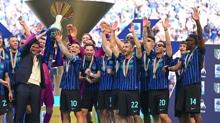 �talya'da yine �ampiyon! Hakan �alhano�lu kupay� kald�rd�