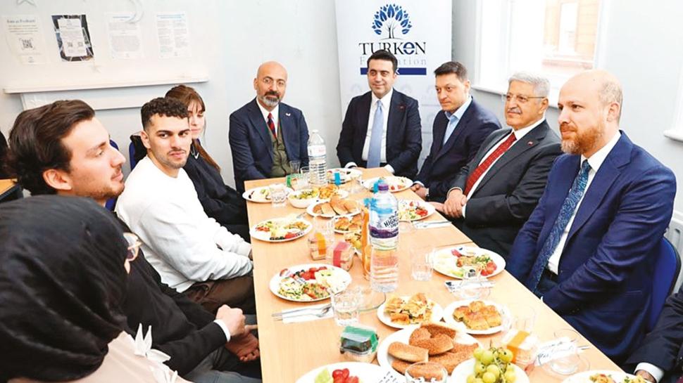 Londra'da e�itim g�ren T�rk gen�lere destek