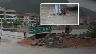 Almus Baraj� alarm verdi: Amasya'da okullar tatil edildi