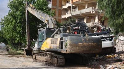 Hatay'da feci kaza! �� makinesine saplanan s�r�c� �ld�