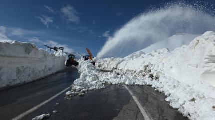 Yaz mevsimine giriyoruz derken Van'da 4 metre kar ya�d�