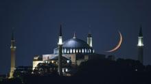 �slam aleminde bayram heyecan�! Hilal bir�ok �ehirde g�r�ld�