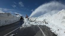 Yaz mevsimine giriyoruz derken Van'da 4 metre kar ya�d�