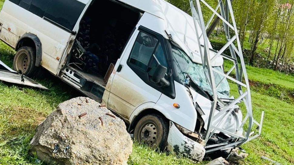 Kontrolden çıkan minibüs direğe çakıldı: 11 kişi yaralandı