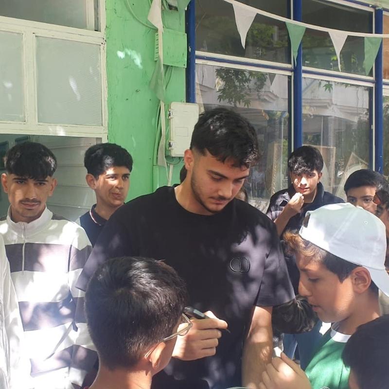 Mustafa Erhan Hekimo�lu memleketinde gen�lerle bulu�tu