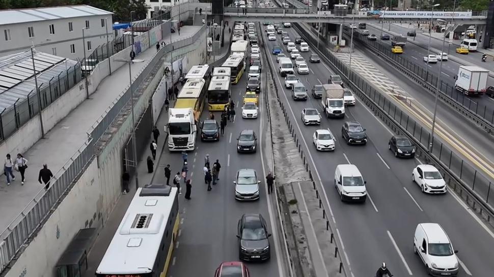 �ETT ar�zas� trafi�i kilitledi... Vatanda�lar isyan etti