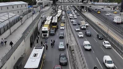 �ETT ar�zas� trafi�i kilitledi... Vatanda�lar isyan etti