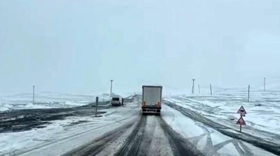 May�s ortas�nda kar s�rprizi! Tipi bast�rd�, ara�lar yolda kald�