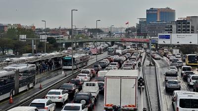 Megakentte ula��m fel�! Ara�lar ilerlemiyor, duraklarda izdiham var
