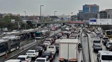 Megakentte ula��m fel�! Ara�lar ilerlemiyor, duraklarda izdiham var