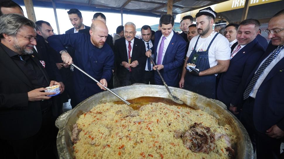 4 gün boyunca 150 bin kişiye ikram edilecek! Bilal Erdoğan Özbek pilavının yapımına katıldı