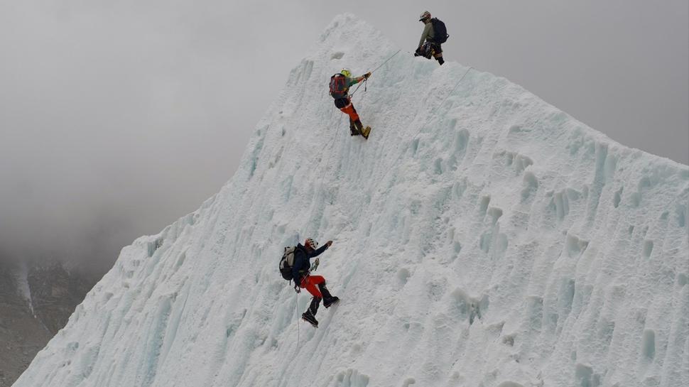 Dünyanın çatısında yeni rekor: Everest'e aynı gün yüzlerce dağcı çıktı