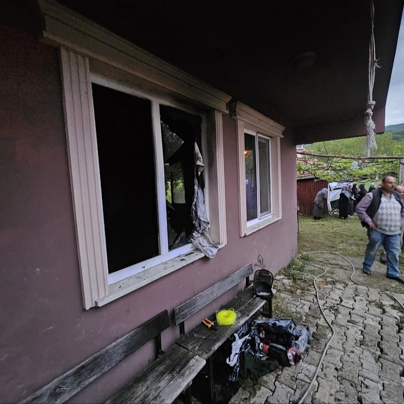 Sobay� yakarken benzin bidonu patlad�: 4 yaral�