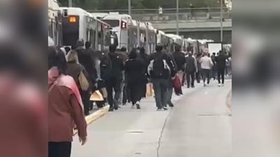 �stanbul'da ula��m �ilesi... Metrob�s ar�zaland�, vatanda� yolda kald�