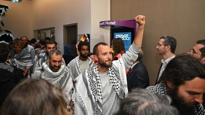 K�resel Sumud Filosu aktivistleri yurda d�nd�... Havaliman�nda co�kulu kar��lama