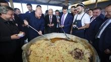 4 g�n boyunca 150 bin ki�iye ikram edilecek! Bilal Erdo�an �zbek pilav�n�n yap�m�na kat�ld�