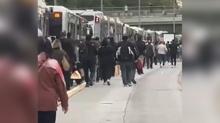 �stanbul'da ula��m �ilesi... Metrob�s ar�zaland�, vatanda� yolda kald�