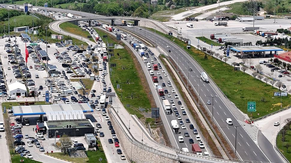 Bayram tatili başladı: İstanbul çıkışlarında trafik yoğunluğu arttı