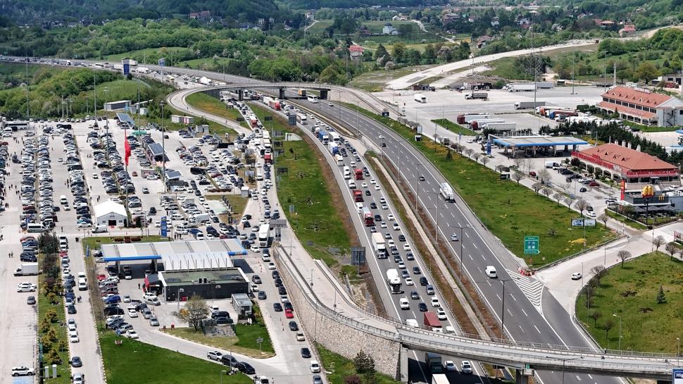Bayram trafiği erken başladı: Yollarda uzun kuyruklar oluştu