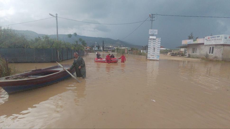 Sağanak hayatı olumsuz etkiledi... Hatay'ın ilçesinde eğitime ara verildi