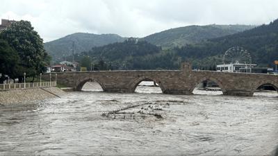 Ta�k�n riski bulunuyor! Ye�il�rmak Nehri'nde �al��malar s�r�yor