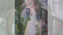 Beylikd�z�'nde feci kaza: Skuterl� �ocuk t�r�n alt�nda kald�