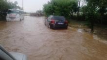 Meteoroloji uyarm��t�! Metrekareye 60 kilogram ya��� d��t�: �at�lar u�tu, sokaklar� su bast�