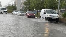 Sa�anak hayat� fel� etti: Cadde ve sokaklarda su birikintileri olu�tu