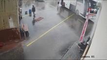 Saniyelerle �l�mden ka���: Kameralar kaydetti, facian�n e�i�inden d�n�ld�