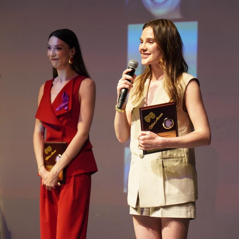 Tiyatro sahnesine ��km��t�! Alina Boz'a tiyatrodaki ilk �d�l�n� o isimden ald�