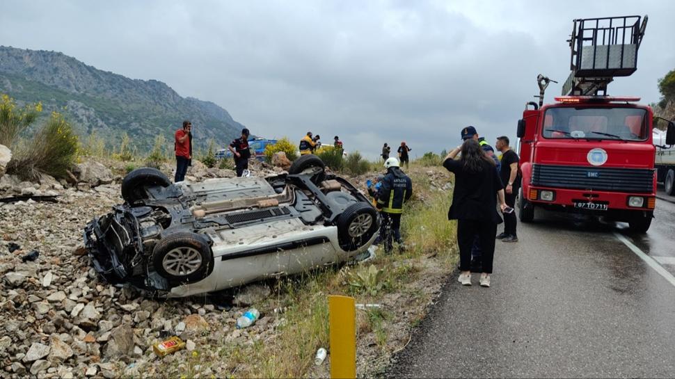Antalya'da otomobil şarampole devrildi: Yaralılar var