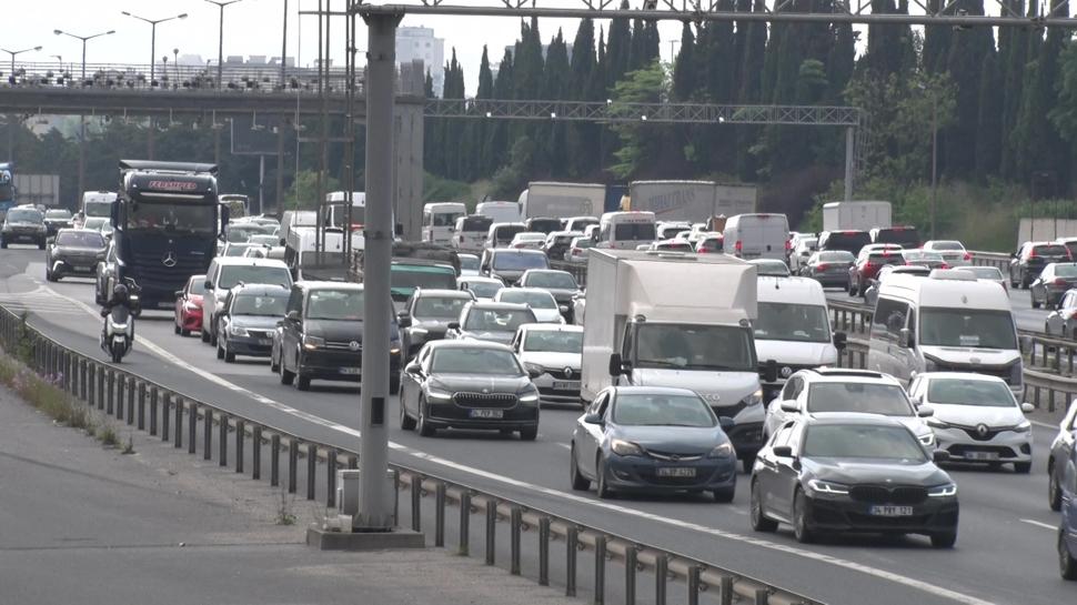 Bayram trafiği İstanbul'u kilitledi! Köprü ve otoyollarda araç kuyruğu oluştu
