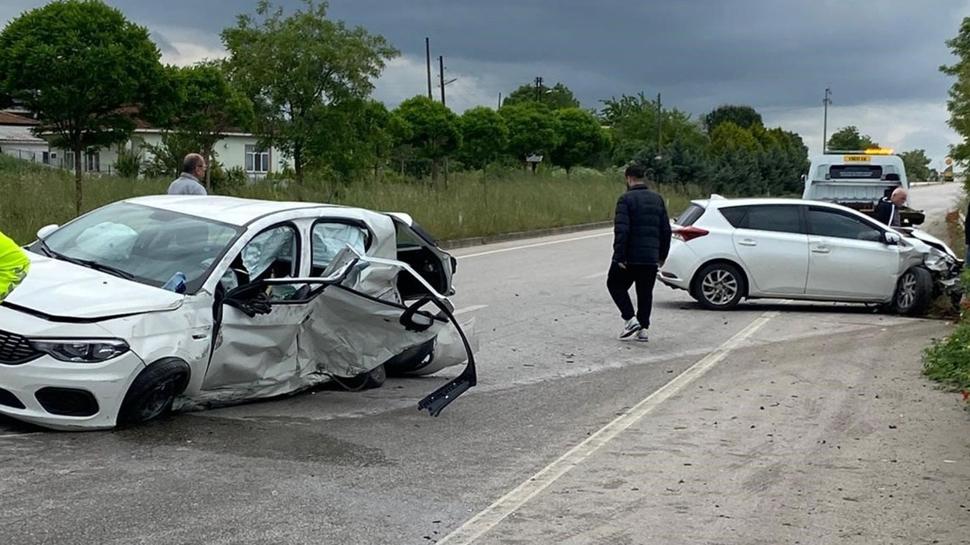 İki otomobilin çarpıştığı kazada 3 kişi hayatını kaybetti