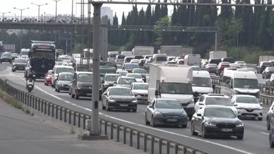 Bayram trafi�i �stanbul'u kilitledi! K�pr� ve otoyollarda ara� kuyru�u olu�tu