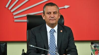 Kurultay �ncesi g�reve d�n��... �zg�r �zel, CHP Grup Ba�kan� se�ildi