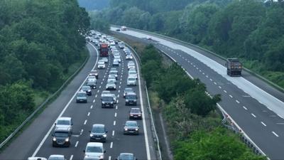 Tatilciler yola çıktı! Anadolu Otoyolu'nda trafik kilitlendi