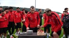 A Milli Tak�m kamp�nda �a�lar S�y�nc� ve Bar�� Alper Y�lmaz'�n do�um g�n� kutland�