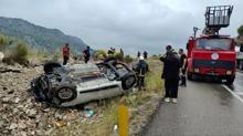 Antalya'da otomobil �arampole devrildi: Yaral�lar var