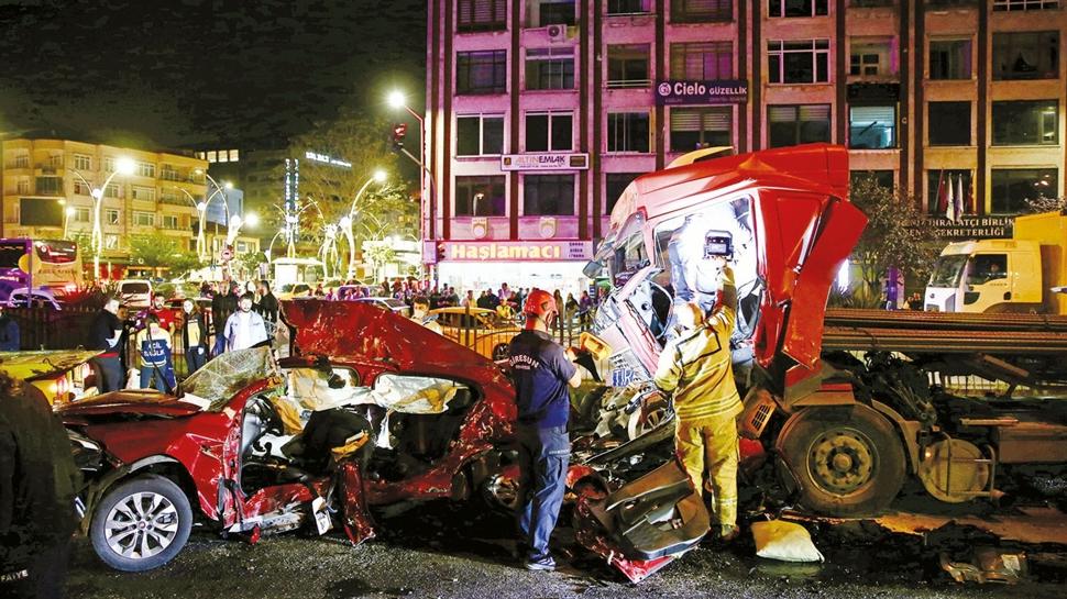 Bayram yolunda katliam gibi kaza! Aynı aileden 5 ölü