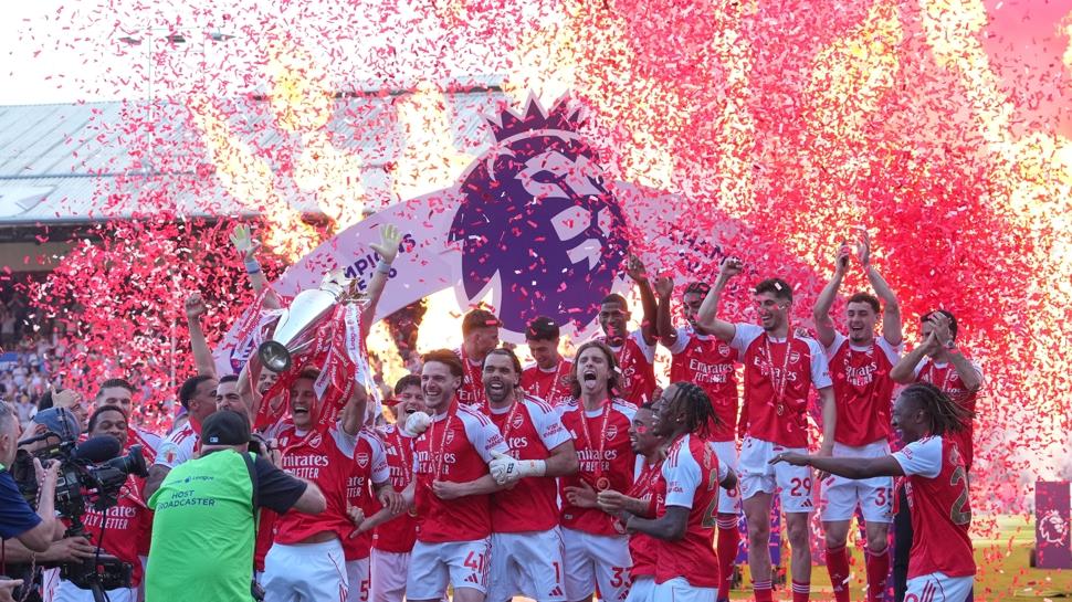 Premier Lig'de şampiyon Arsenal, kupasını kaldırdı