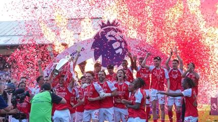 Premier Lig'de �ampiyon Arsenal, kupas�n� kald�rd�